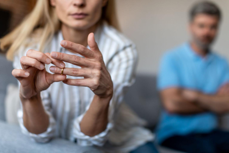 Ludivine et Fabien vont divorcer. Ils doivent gérer leur prêt immobilier commun. Découvrez quelles solutions ils peuvent mettre en place pour minimiser leurs pertes financières.