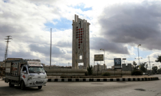 Un véhicule tourne dans un rond-point de la ville de Soueïda, dans le sud de la Syrie, le 29 décembre 2024 ( AFP / Bakr ALKASEM )