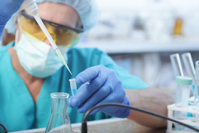 "De nombreux vents contraires sont en train de s'affaiblir : la base de comparaison de la pandémie de covid devient plusfavorable en 2024, et de nombreuses entreprises du secteur des sciences de la vie signalent une stabilisation dans le déstockage de leurs clients et une reprise des commandes." (Crédits photo : Adobe Stock - )