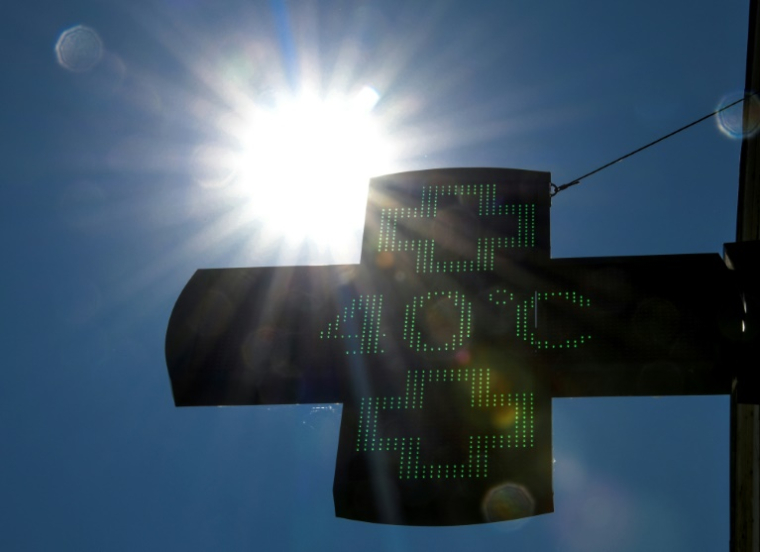 Un thermomètre de pharmacie affiche 40°C, à Lille, le 27 juillet 2018 ( AFP / DENIS CHARLET )