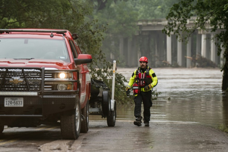 Les équipes de recherche et de sauvetage de Boerne déploient des bateaux le long de la rivière Guadalupe à Comfort, au Texas, le 4 juillet 2025 ( GETTY IMAGES NORTH AMERICA / Eric Vryn )
