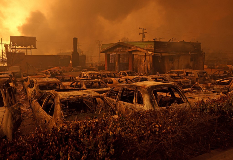 Un incendie à Altadena, aux États-Unis, le 8 janvier 2025. (illustration) ( GETTY IMAGES NORTH AMERICA / JUSTIN SULLIVAN )