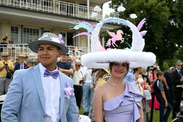 Des spectateurs avant le départ du Prix de Diane, le 15 juin 2025 à Chantilly, dans l'Oise ( AFP / Hugo MATHY )