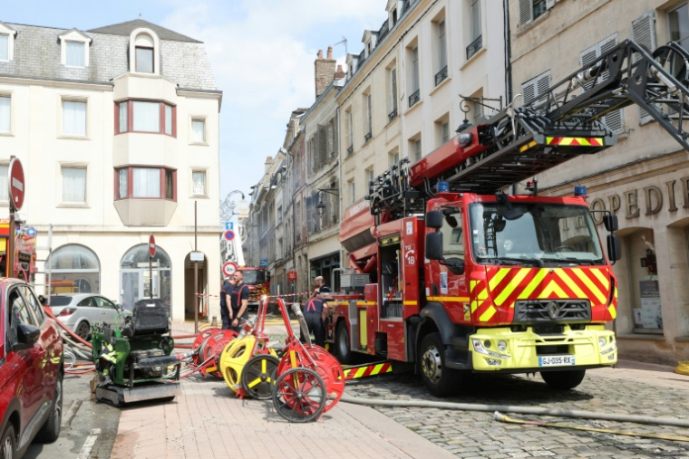 Un véhicule de pompiers près du site où deux pompiers ont été ensevelis sous les décombres en éteignant un incendie dans un immeuble à Laon, le 10 juin 2025 dans l'Aisne ( AFP / Francois LO PRESTI )