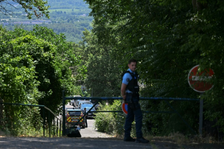 Un gendarme surveille un périmètre établi à Goult, dans le Vaucluse, où deux personnes sont mortes et trois autres gravement blessées après des tirs lors d'un mariage, le 22 juin 2025 ( AFP / Gabriel BOUYS )