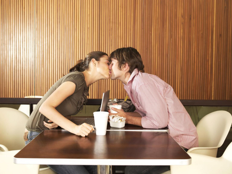 Hommes et femmes peuvent prendre des dispositions pour optimiser leur épargne et leurs dépenses au sein du couple ( crédit photo : GettyImages )