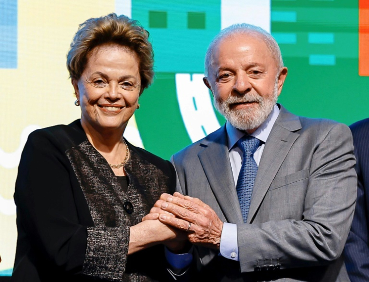 Photo diffusée par la présidence brésilienne montrant le président brésilien Luiz Inacio Lula da Silva et l'ex-présidente brésilienne Dilma Rousseff lors d'une réunion dans le cadre du sommet des Brics, à Rio de Janeiro, le 4 juillet 2025 ( Brazilian Presidency / Ricardo STUCKERT )