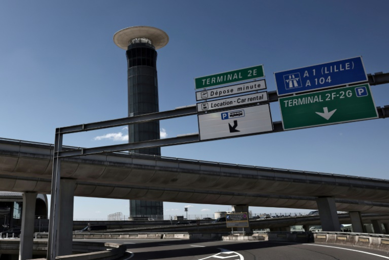 La tour de contrôle de l'aéroport Roissy Charles-de-Gaulle, près de Paris, photographiée pendant la grève des contrôleurs aériens français, le 3 juillet 2025 ( AFP / Thibaud MORITZ )