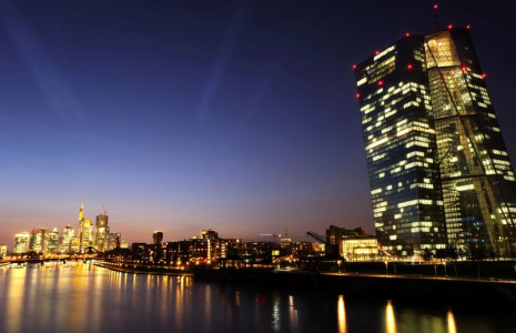 Le quartier bancaire se profile à l'horizon au coucher du soleil à Francfort
