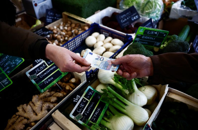 Un client dans un marché local à Nantes