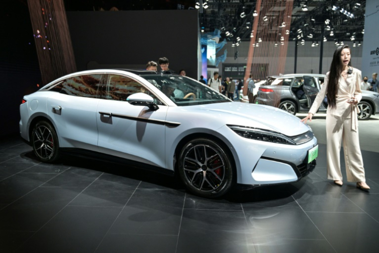 Une voiture BYD Han L électrique, le 23 avril 2025 au salon de l'automobile de Shanghai ( AFP / Hector RETAMAL )