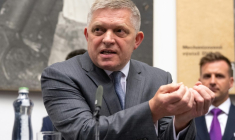 Le Premier ministre slovaque nationaliste Robert Fico à Handlova (centre), le 15 mai 2025 ( AFP / JOE KLAMAR )