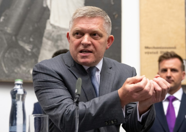 Le Premier ministre slovaque nationaliste Robert Fico à Handlova (centre), le 15 mai 2025 ( AFP / JOE KLAMAR )