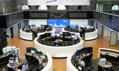 Le graphique de l'indice allemand des prix des actions DAX est photographié à la bourse de Francfort