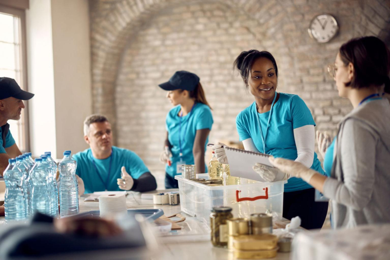 Face aux difficultés financières rencontrées par de nombreuses associations humanitaires, léguer son patrimoine à une association constitue un acte généreux et nécessaire. ( crédit photo : Shutterstock )