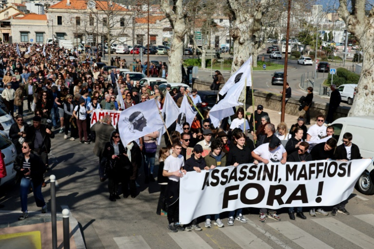 Manifestation contre la criminalité organisée en Corse, le 8 mars 2025 à Ajaccio ( AFP / PASCAL POCHARD-CASABIANCA )