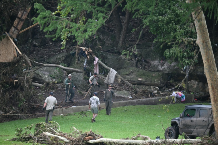Des équipes de secours recherchent des personnes disparues dans les inondations près de Camp Mystic, le 7 juillet 2025 à Hunt, au Texas ( AFP / RONALDO SCHEMIDT )