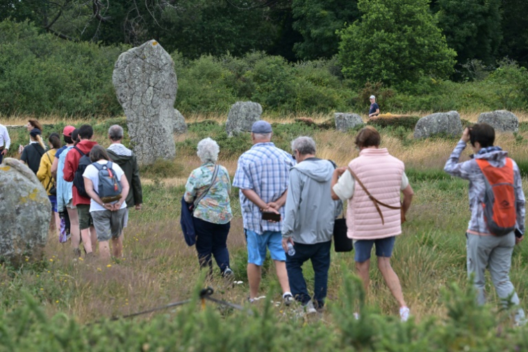 Des visiteurs sur le site des Mégalithes de Carnac, le 27 juin 2025 dans le Morbihan ( AFP / Damien MEYER )