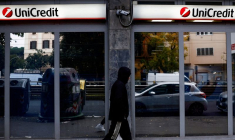 Une personne passe devant une agence bancaire UniCredit