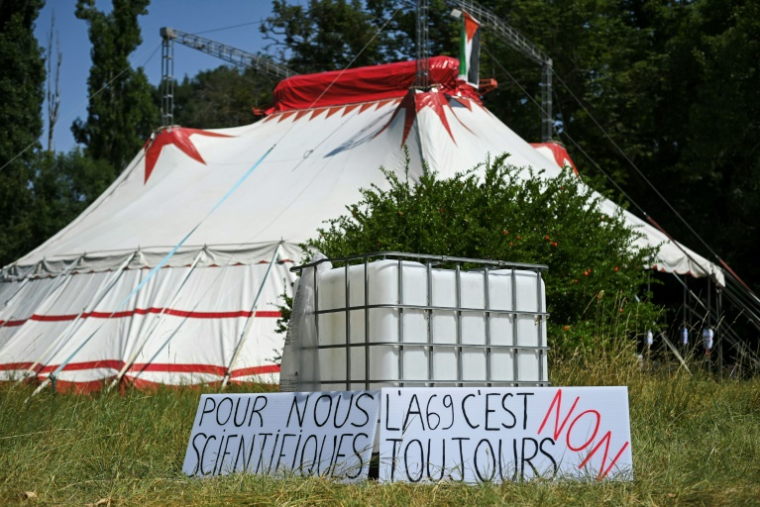 Un chapiteau de cirque au campement de la Zone à défendre (ZAD) installée pour protester contre le projet d'autoroute A69 reliant Toulouse à la ville de Castres, à Maurens-Scopont (Tarn), le 4 juillet 2025 ( AFP / Matthieu RONDEL )