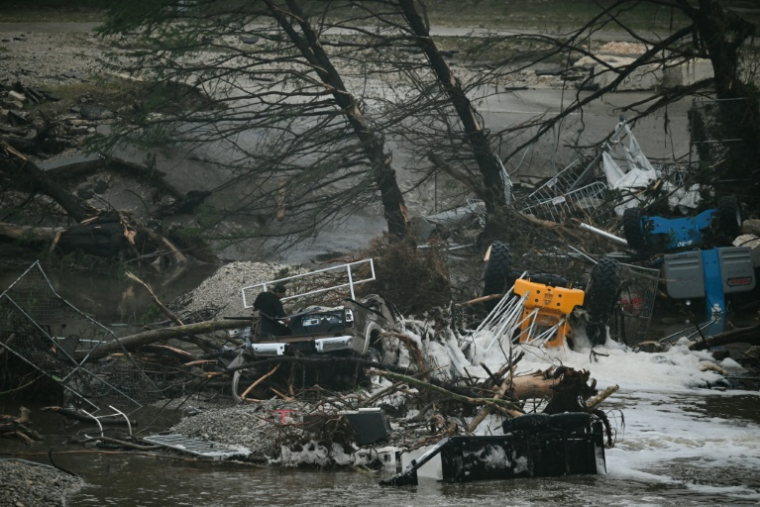 Des véhicules emportés et des arbres arrachés par les inondations provoquées par la crue du fleuve Guadalupe, au Texas, à Kerrville, aux Etats-Unis, le 5 juillet 2025 ( AFP / RONALDO SCHEMIDT )
