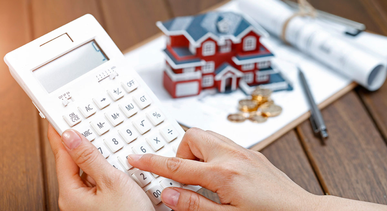 La vente d'un bien immobilier fait augmenter le revenu fiscal de référence. (© Freepik)