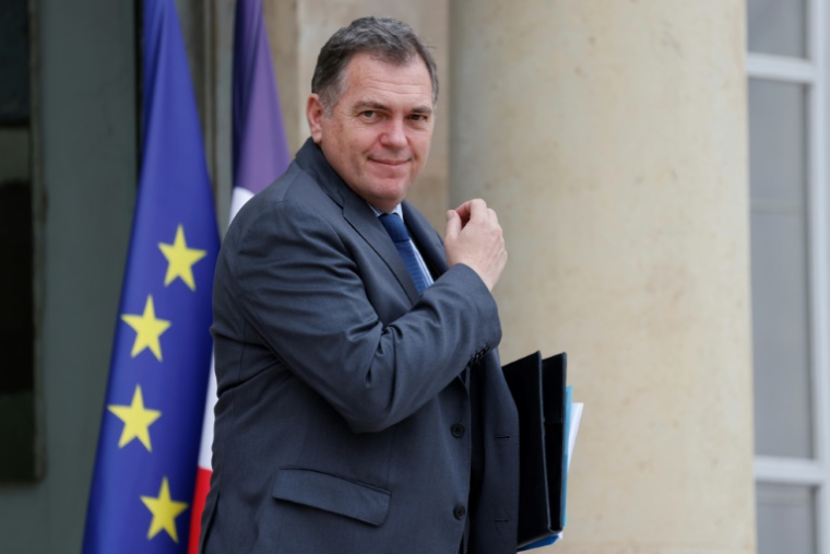 Le ministre français des Transports, Philippe Tabarot, quitte le Palais de l'Elysée après une réunion, le 16 avril 2025 ( AFP / Ludovic MARIN )