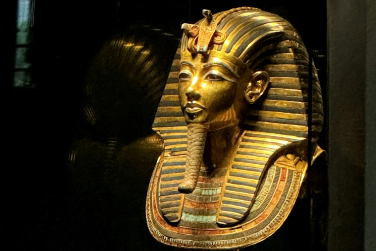 Le masque funéraire en or de l'ancien roi égyptien Toutânkhamon exposé au musée du Caire, le 11 juin 2025 ( AFP / Khaled DESOUKI )