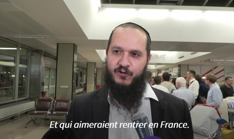 Arrivée à Paris d'un vol de ressortissants français rapatriés d'Israël