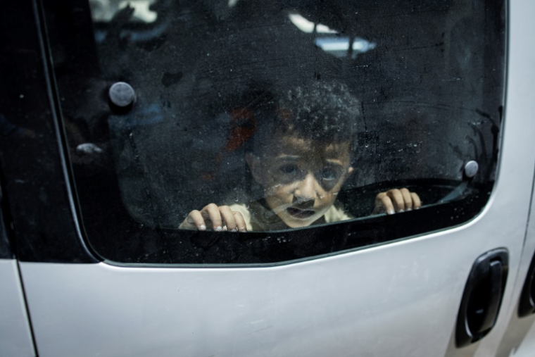 Un enfant assistant au déménagement de leurs biens par des habitants du camp de réfugiés de Tulkarem, en Cisjordanie occupée, avant la démolition de leurs maisons programmée par l'armée israélienne, le 2 juillet 2025 ( AFP / JOHN WESSELS )
