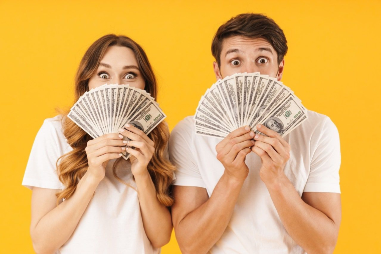 Hommes et femmes ont-ils le même rapport à l'argent ? (Crédits photo : Adobe Stock - )