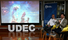 L'astronome chilien Rodrigo Herrera-Camus s'exprime aux côtés de son collègue espagnol Sergio Martin lors de la présentation d'images prises par le radiotélescope le plus puissant au monde du centre astronomique Alma, à l'Université de Concepcion, à Santiago, le 1er juillet 2025 ( AFP / Rodrigo ARANGUA )