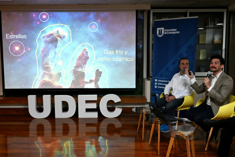 L'astronome chilien Rodrigo Herrera-Camus s'exprime aux côtés de son collègue espagnol Sergio Martin lors de la présentation d'images prises par le radiotélescope le plus puissant au monde du centre astronomique Alma, à l'Université de Concepcion, à Santiago, le 1er juillet 2025 ( AFP / Rodrigo ARANGUA )
