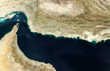Image en couleurs naturelles acquise avec MODIS sur le satellite Terra de la NASA prise le 5 février 2025 montrant le golfe d'Oman et la région de Makran (c) dans le sud de l'Iran et le sud-ouest du Pakistan, ainsi que le détroit d'Ormuz (g) et la côte nord d'Oman (en bas) ( NASA Earth Observatory / - )