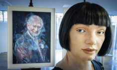 Le robot artiste gynoïde Ai-Da devant le portrait du roi Charles III qu'il a peint, exposé en marge du Sommet mondial AI for Good organisé par l'Union internationale des télécommunications (UIT) à Genève, le 9 juillet 2025 ( AFP / Valentin Flauraud )