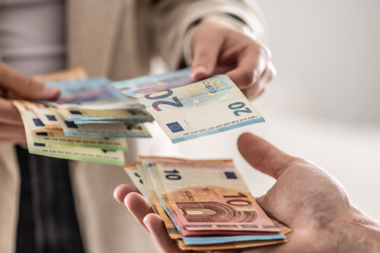 (Crédits photo : Adobe Stock - Paiement en euro avec des espèces dans un commerce par un client à son vendeur)