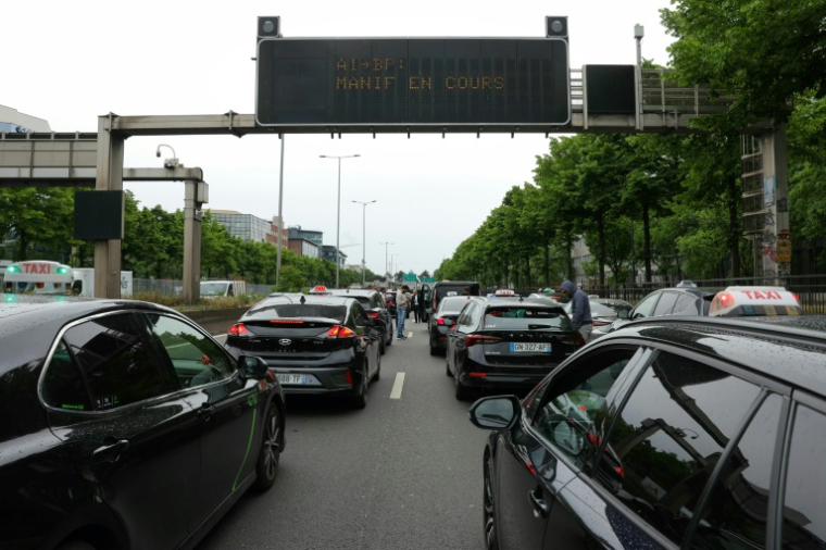 Mobilisation de chauffeurs de taxis sur l'autoroute A1, le 21 mai 2025 à Saint-Denis ( AFP / Thomas SAMSON )
