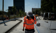 Un ouvrier dans le quartier Part-Dieu à Lyon, alors que la température a atteint 38 degrès, le 30 juin 2025 ( AFP / JEFF PACHOUD )