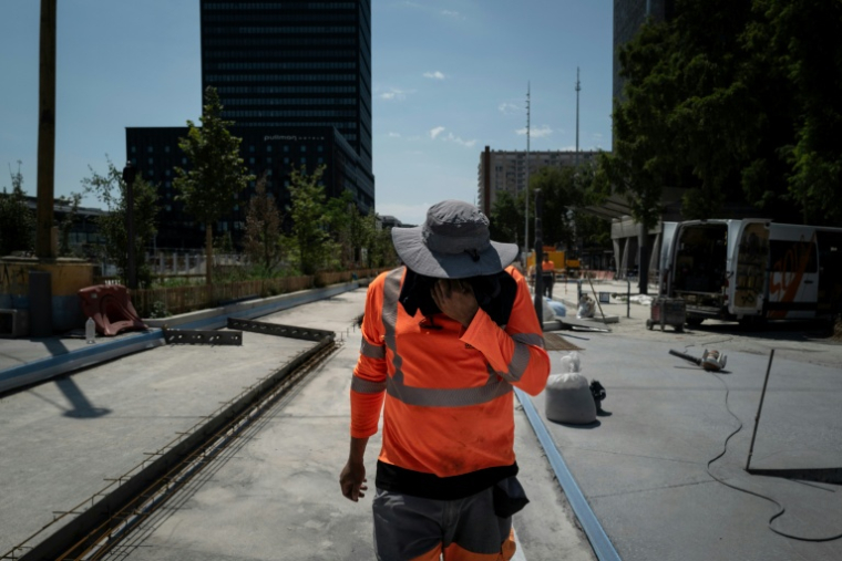 Un ouvrier dans le quartier Part-Dieu à Lyon, alors que la température a atteint 38 degrès, le 30 juin 2025 ( AFP / JEFF PACHOUD )