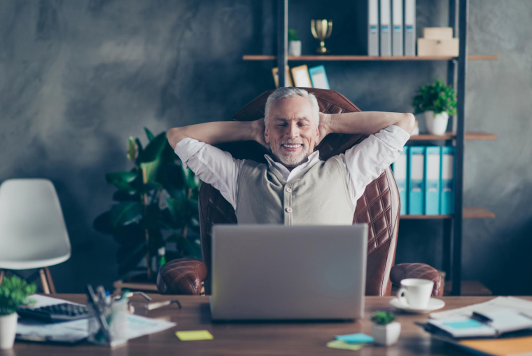Les salariés du privé peuvent anticiper leur départ à la retraite, en cas de carrière longue, de handicap ou d’activité professionnelle pénible crédit photo : Roman Samborskyi/Shutterstock / Roman Samborskyi