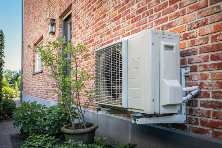 Passer d’un chauffage au fioul ou au gaz à une pompe à chaleur peut entraîner des économies d’énergie. L’efficacité dépend du modèle choisi, du coefficient de performance (COP), des besoins en chauffage, du climat régional et de l’isolation thermique du logement. ( crédit photo : Shutterstock )