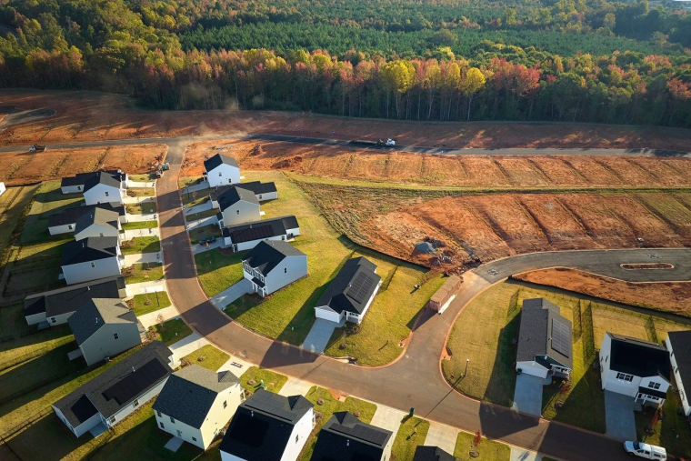 Comment continuer à construire tout en préservant les espaces naturels? (Crédits photo : Adobe Stock - )
