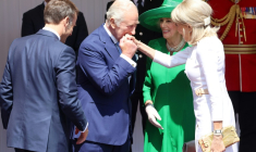 Le roi Charles III et la reine Camilla accueillent le président Emmanuel Macron et son épouse Brigitte lors de la première visite d'Etat au Royaume-Uni d'un président français en 17 ans, le 8 juillet 2025 ( POOL / Chris Jackson )