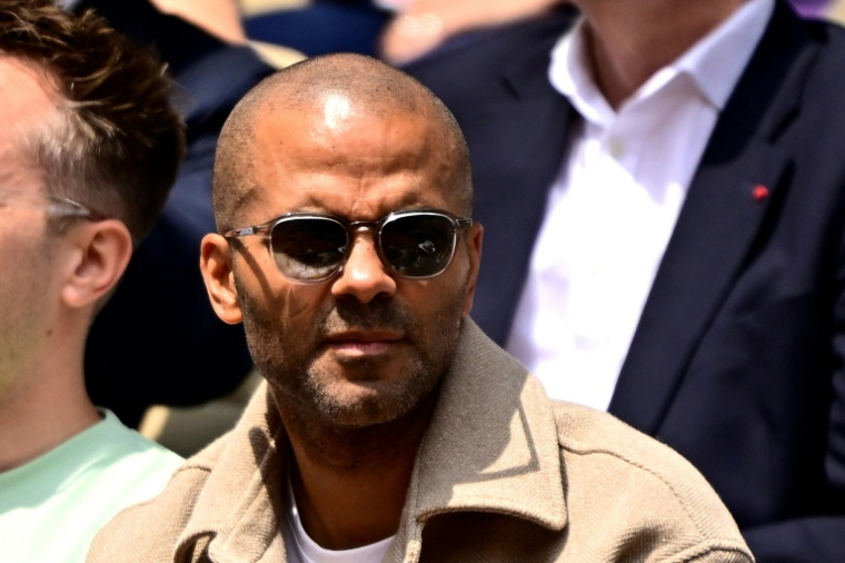 Tony Parker dans les tribunes du court Philippe-Chatrier à Roland-Garros; à Paris on le 8 juin 2025 ( AFP / JULIEN DE ROSA )