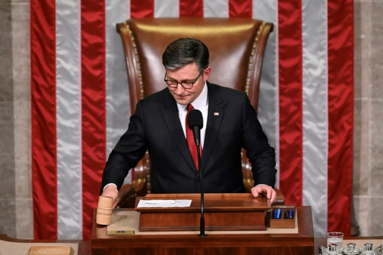Mike Johnson abat son mateau une fois la loi adoptée par la Chambre des représentants, le 3 juillet 2025 au Congrès à Washington ( AFP / Alex WROBLEWSKI )