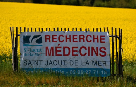 Une affiche de recrutement de médecins à Saint-Jacut-de-la-mer, dans l'ouest de la France, le 11 avril 2025 ( AFP / Damien MEYER )