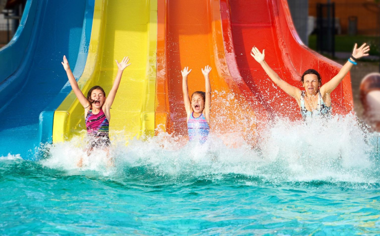 Les parcs aquatiques sont l’une des attractions phares de l’été. crédit photo : Getty Images