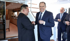 Le dirigeant nord-coréen Kim Jon Un (à droite) reçoit le ministre russe des Affaires étrangères Sergueï Lavrov à Wonsan, sur la côte est de la Corée du Nord, le 12 juillet 2025 ( RUSSIAN FOREIGN MINISTRY / HANDOUT / Handout )