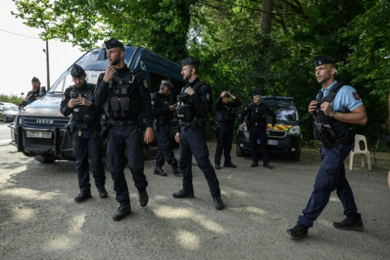 Des gendarmes déployés près du camp où doit se tenir un rassemblement d'opposants au projet de l'autoroute A69 Toulouse-Castres près de Maurens-Scopont, dans le Tarn, le 5 juillet 2025 ( AFP / Ed JONES )