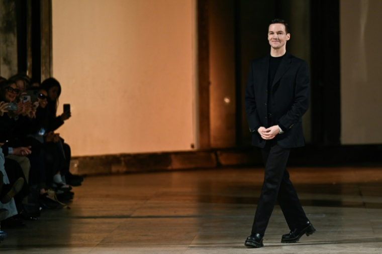 Le créateur suisse Kevin Germanier, le 30 janvier 2025 à Paris ( AFP / JULIEN DE ROSA )